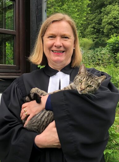 Pfarrerin Claudia Posche mit Kirchenkatze Elsalotte | Foto (c) Julia-Rebecca Riedel