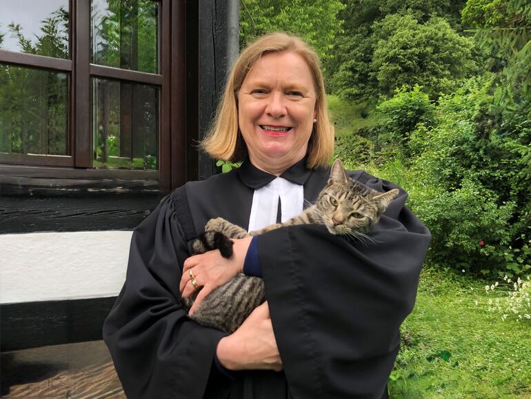 Pfarrerin Claudia Posche mit Kirchenkatze Elsalotte | Foto (c) Julia-Rebecca Riedel